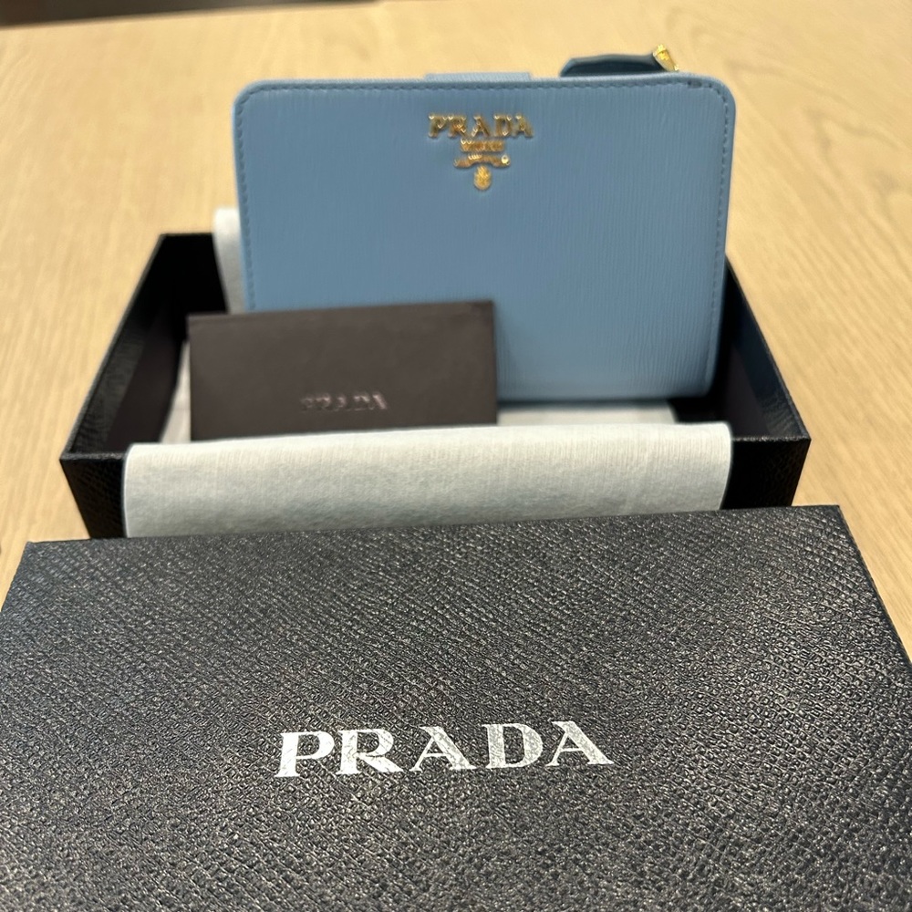 Small Prada saffiano leather wallet